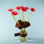 Stoer blokkenboeket met mini Gerbera's