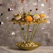 Gouden kerstbloemwerk met Rossano chrysanten van Deliflor