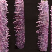 Vaasjes bedekt met kaarsvet, idee van Roos van Unen