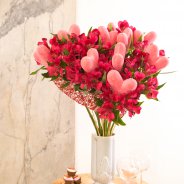 Idee voor liefdevol Valentijnsboeket met knalroze Alstroemeria