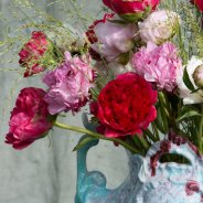 Mix van pioenen in een Italiaanse vaas close-up