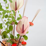 Anthuriums in frame van houten schijfjes - Roos van Unen - Flower Factor