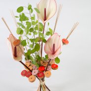 Anthuriums in frame van houten schijfjes - Roos van Unen - Flower Factor