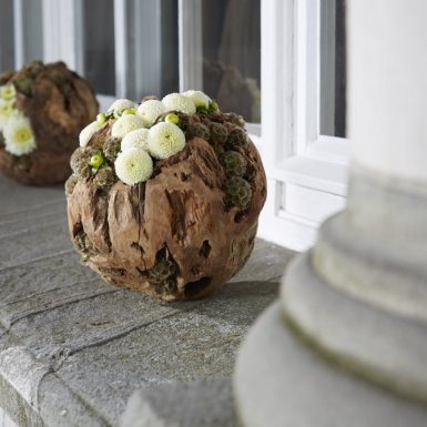 round funeral flower arrangement by Klaus Wagener BLOOMs