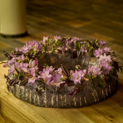 Krans met paarse Freesia