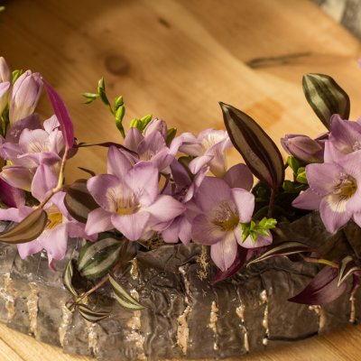 Krans met paarse Freesia