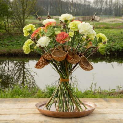 Een trendy Dianthus frame boeket
