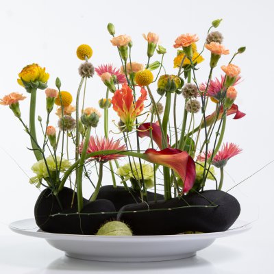 Zomers bloemwerk in zwart steekschuim