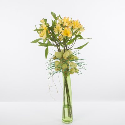 Fun spring bouquet with Alstroemeria