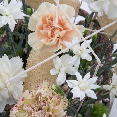 Tafelstuk met anjers