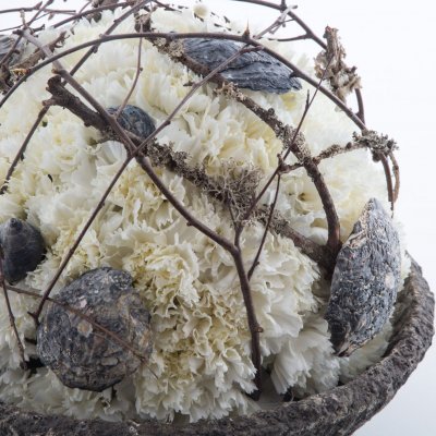 Bolvormig rouwarrangement met anjers