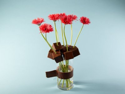 Robust cube bouquet with mini Gerbera