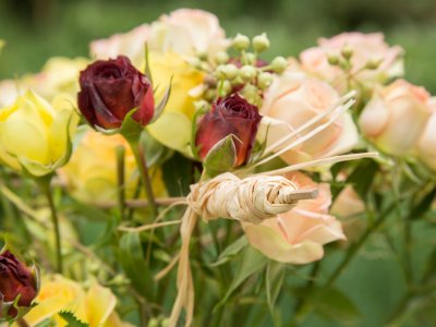Een trosrozen arrangement in herfstkleuren