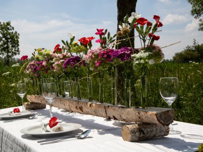 Wedding table decoration with Sparkz carnations