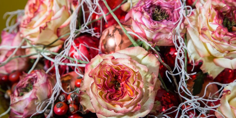 Kerstballen en rozen