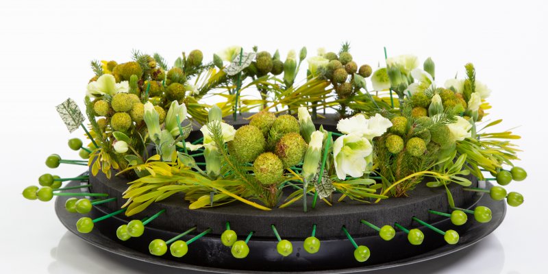 Bloemenkrans in groen en zwart