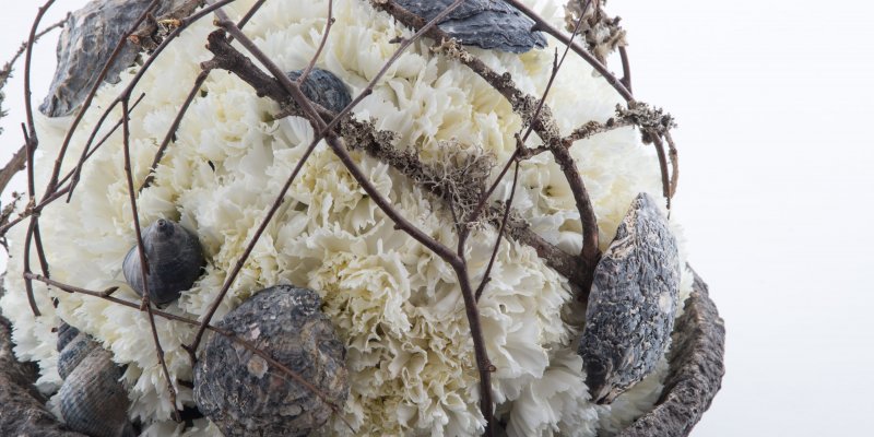 Bolvormig rouwarrangement met anjers