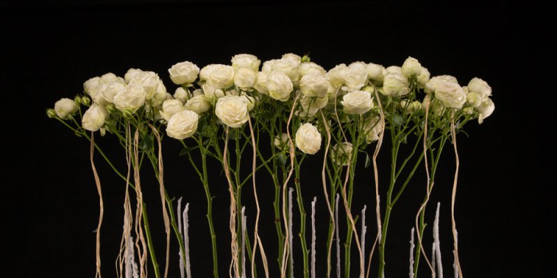 Klassiek kerststuk met trosrozen