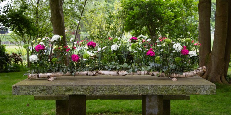 Tafeldecoratie met verschillende soorten anjers