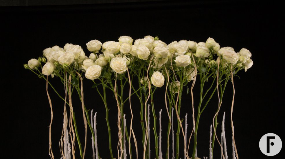 trosroos Snow World in kerstbloemwerk van Pim van den Akker