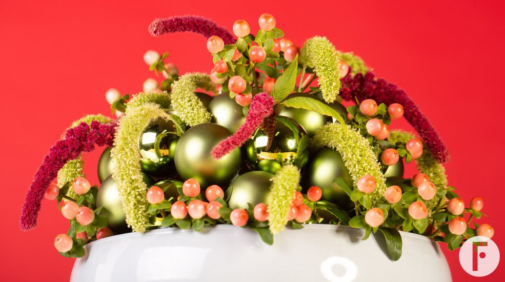 Kerstbloemwerk met frame van kerstballen - Pim van den Akker - Flower Factor