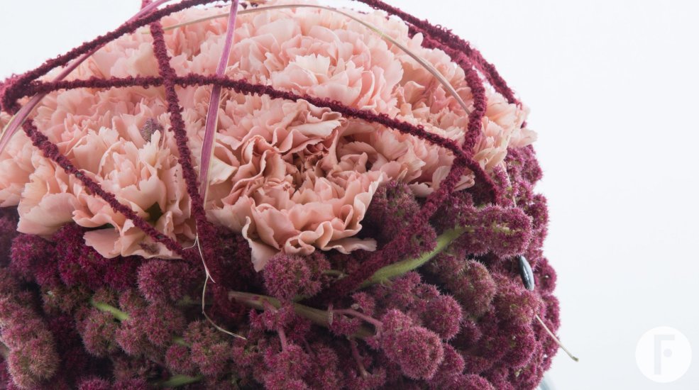 Bolvormig Dianthus Amaranthus arrangement close-up