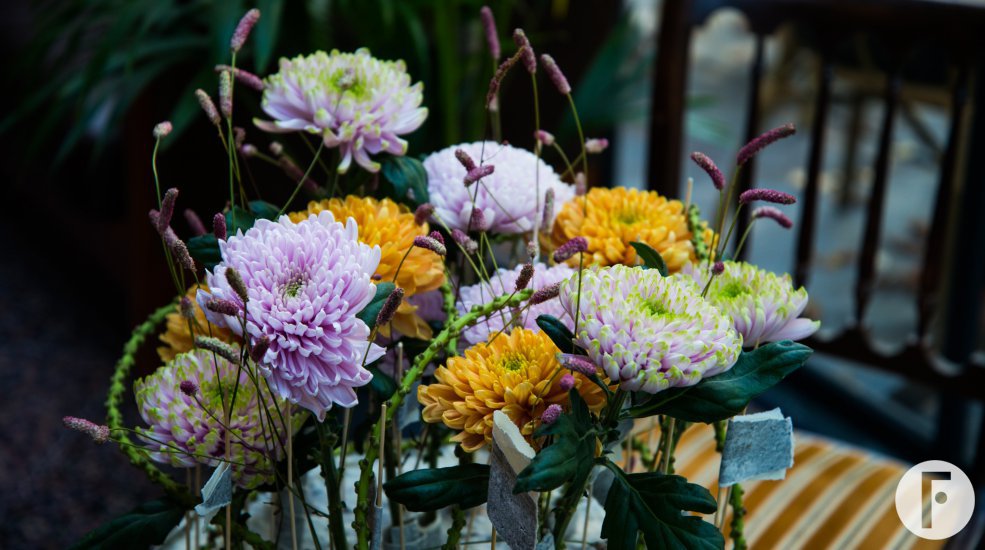 Rossano Chrysanthemums on a pedestal - detail