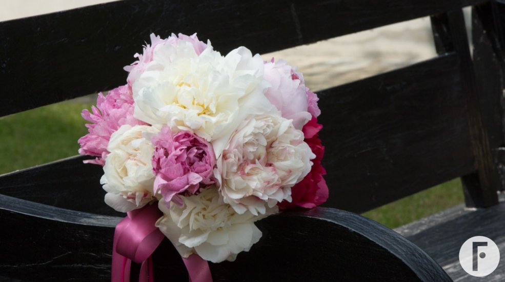 Elegant bruidsboeket met pioenen close-up
