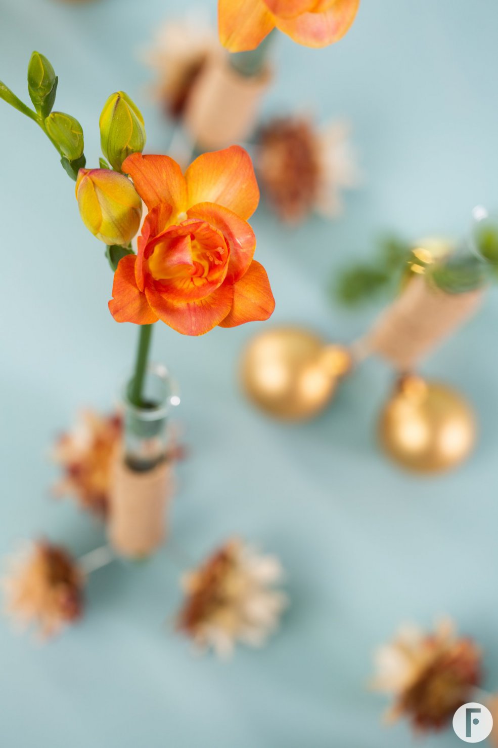 Christmas arrangement with Freesia - Flower Factor 