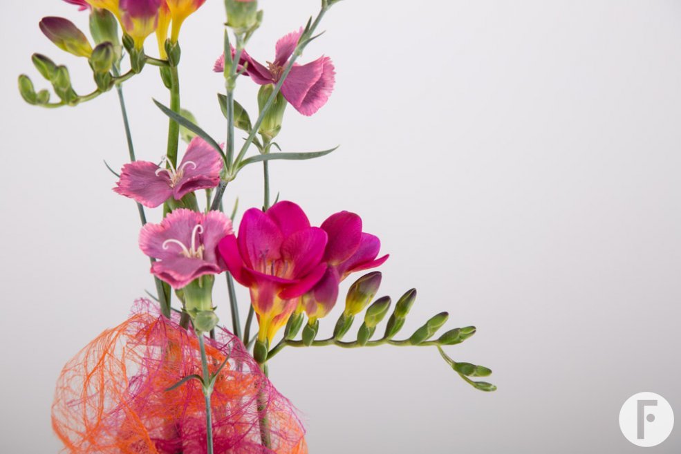 Verjaardagsbloemstuk met Freesia close-up