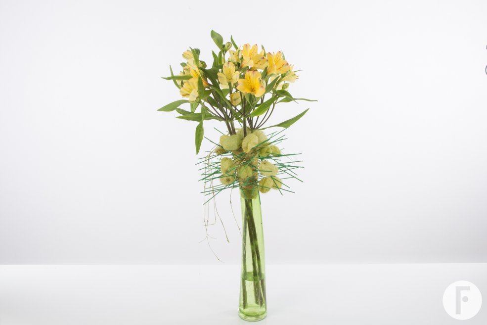 Fun spring bouquet with Alstroemeria - open flowers