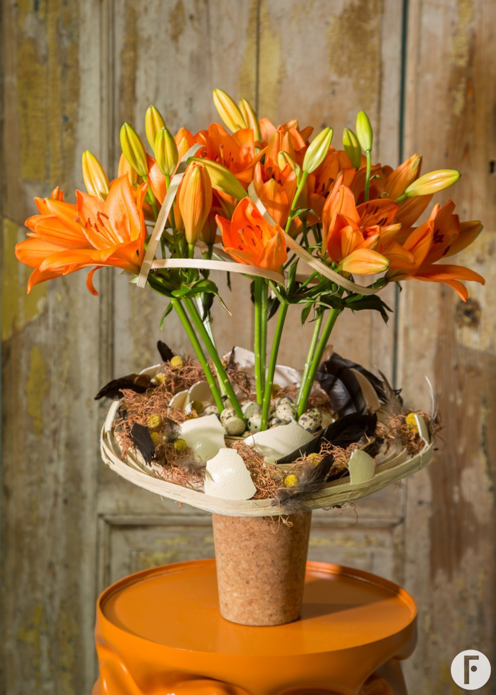 Oranje paasbloemstuk Sunderland lelie 