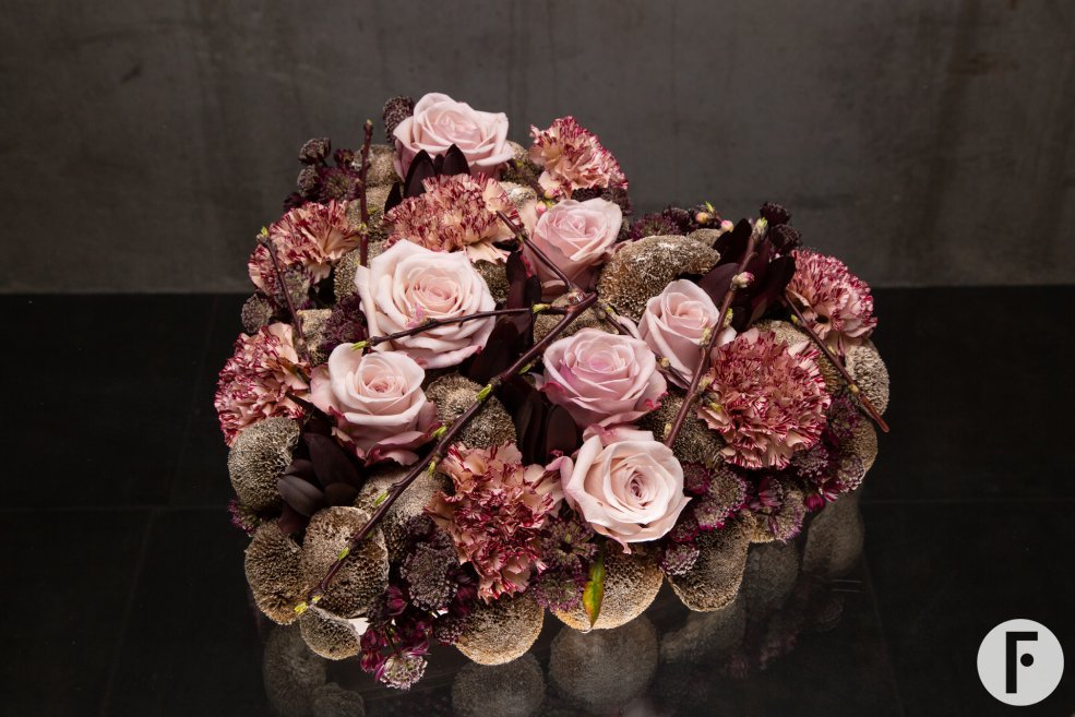 dark heart flower arrangement - Roos van Unen - Flower Factor