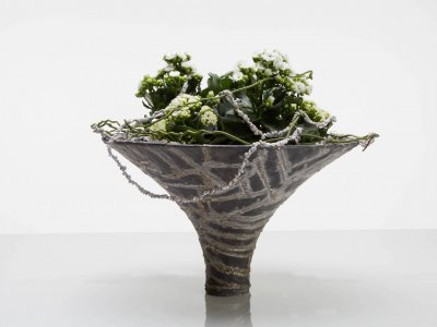 Wit Kalanchoë plantenarrangement met lood