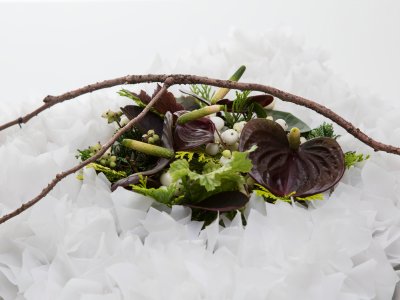 Rouwstuk met wit papier en Anthuriums - close up