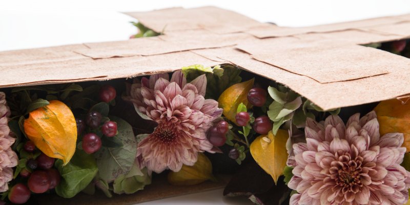 Afscheidsbloemen in de vorm van een kruis - close up