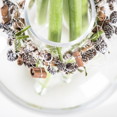 A string of details fits every vase