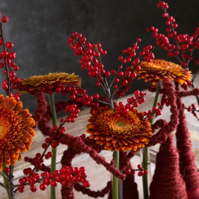 Mooi kerstarrangement met traditionele kleuren