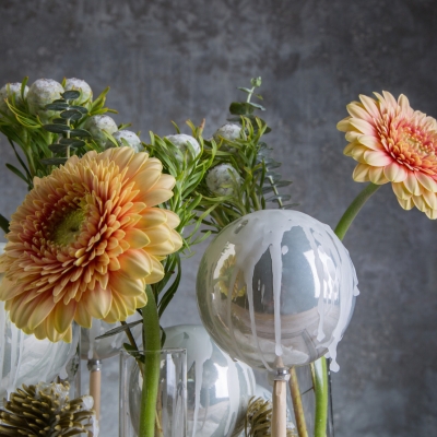 Kerstarrangement met gerbera's - close up