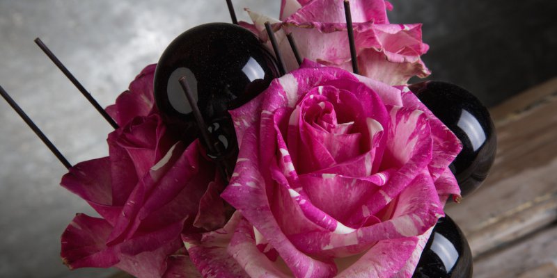 Uitdagend zwart met roze kerstarrangement