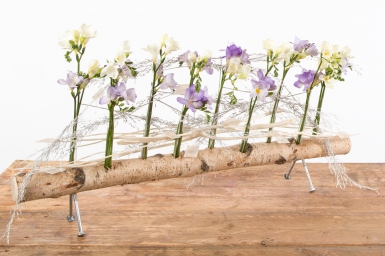 Winter table design with Freesia