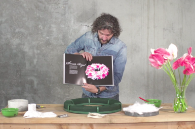 Krans met Anthuriums en veertjes