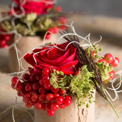 Tafeldecoratie met Red Eagle rozen - close up