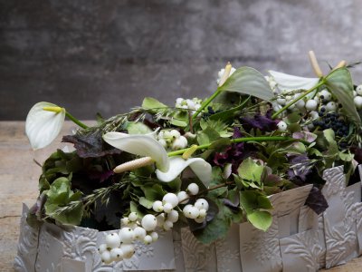 Wit afscheidsbloemwerk met anthurium - close