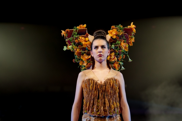 Florale jurk met oranje Cymbidiums en chrysanten - close