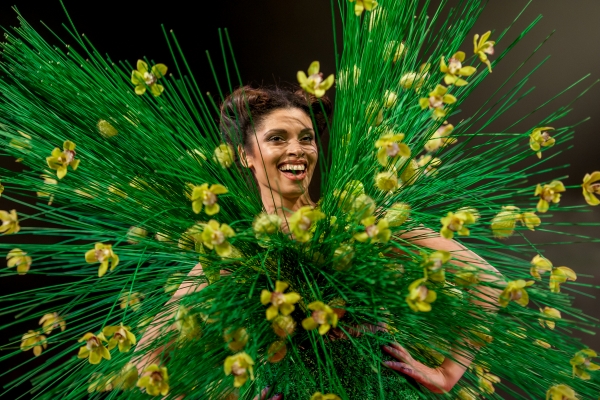 Florale jurk van groen pitriet - close