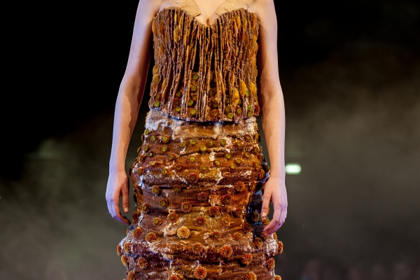 Florale jurk met oranje Cymbidiums en chrysanten