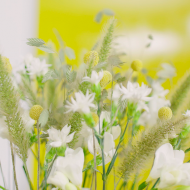 Wit en gouden Freesia design